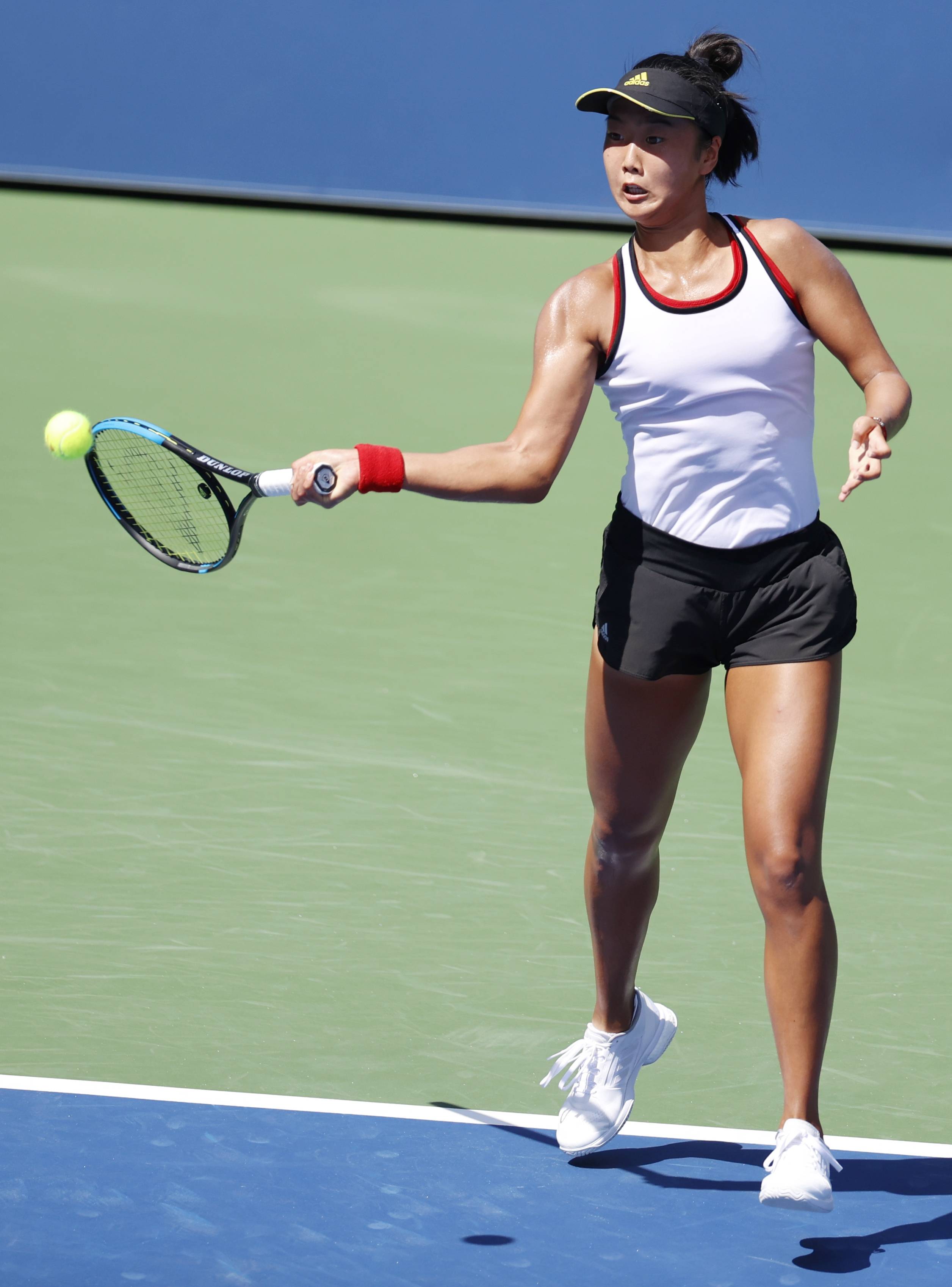 看着都疼！加纳国脚脚踝90度翻转，被日本击败，下轮战玻利维亚（加纳国脚脚踝近90度扭曲令人揪心，球队不敌日本，下一轮迎战玻利维亚）