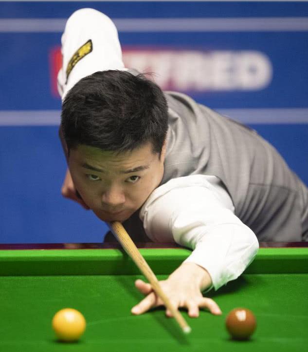 天空体育：张伯伦目前正在阿森纳训练，同时筹划下一步动向（天空体育：张伯伦随阿森纳训练，正谋划未来去向）