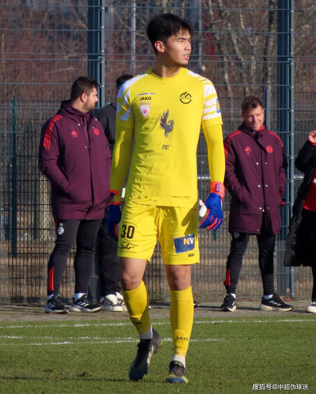 他以反手顶 他以反手顶